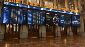 Paneles del Ibex 35 en el Palacio de la Bolsa de Madrid. EP