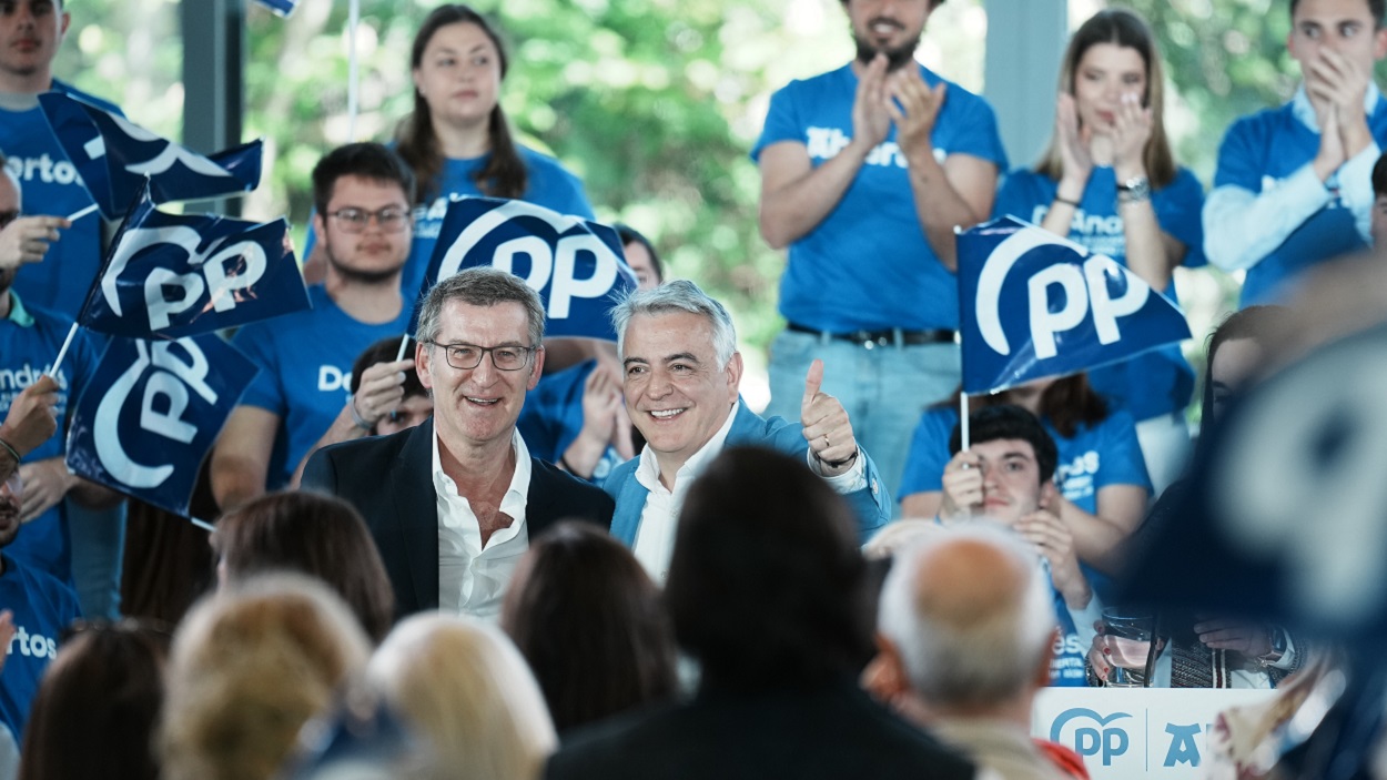 El líder del PP, Alberto Núñez Feijóo, y el candidato a lehendakari, Javier de Andrés