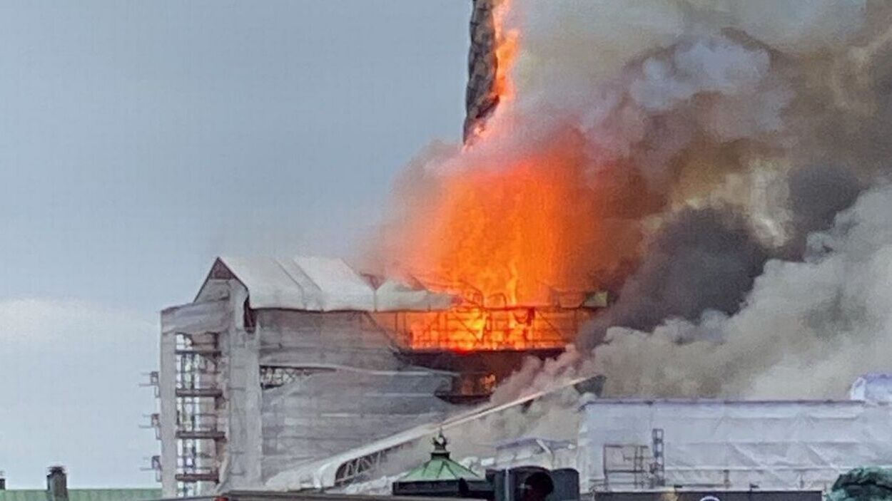 Un incendio devora el histórico edificio de la Bolsa de Copenhague en Dinamarca. X