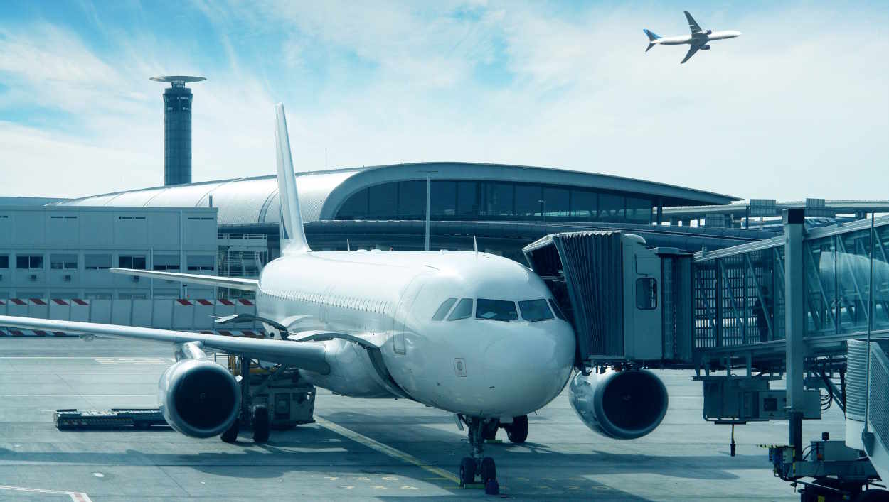 Un avión en el aeropuerto Charles de Gaulle de París