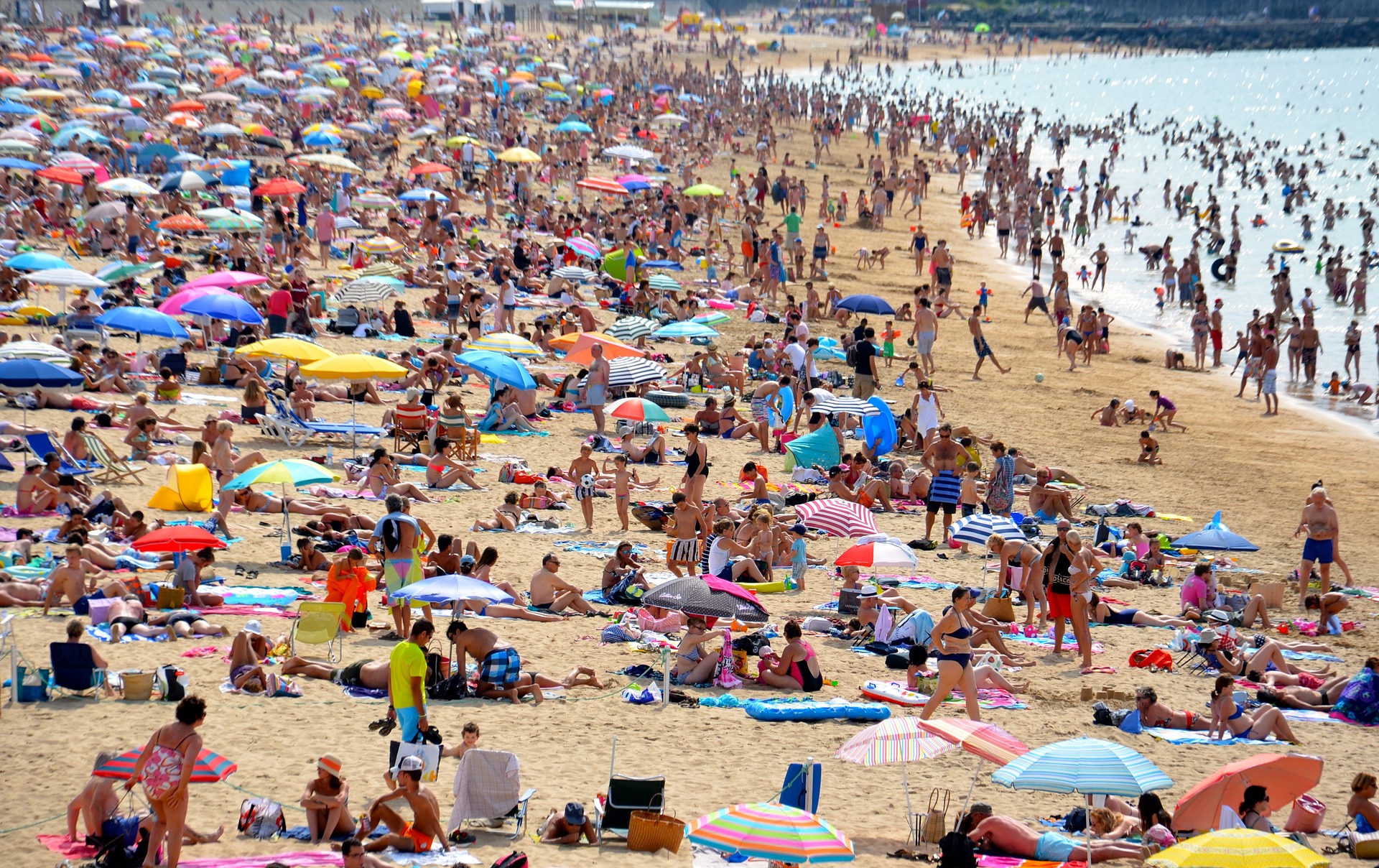 Una multitud de gente en la playa
