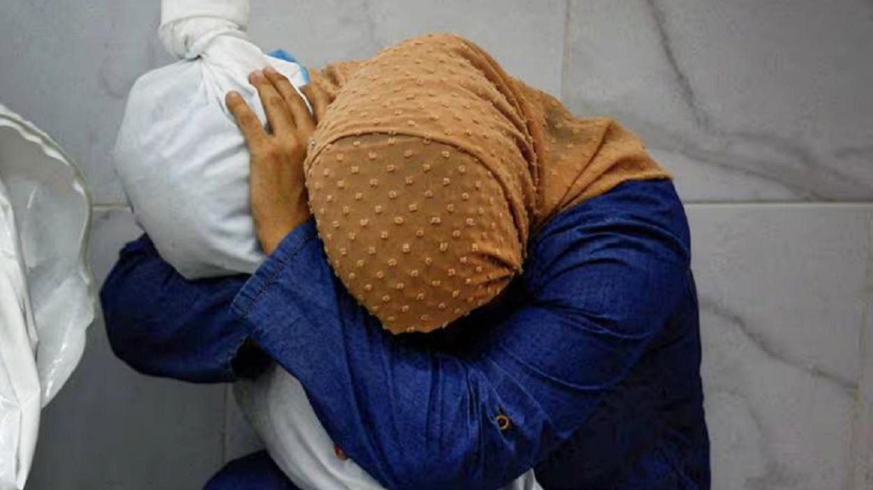 Una mujer abrazando a una niña muerta en Gaza, foto del año. World Press Photo