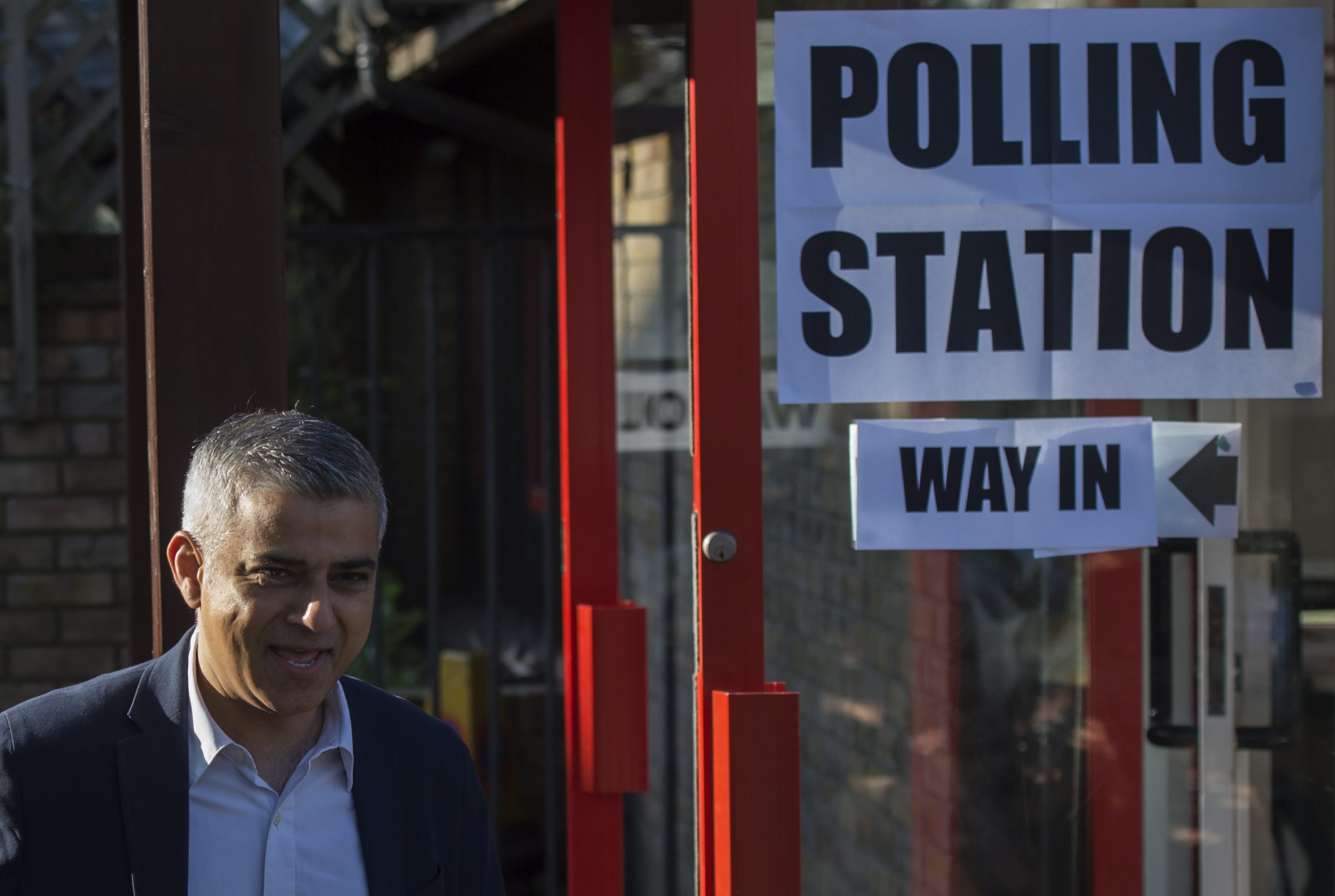 El hasta ahora candidato a la alcaldía de Londres del partido Laborista Sadiq Khan abandona un colegio electoral tras ejercer su derecho al voto 