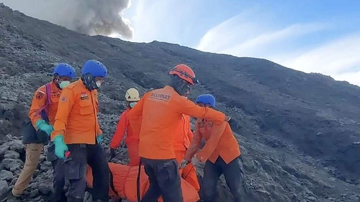 Indonesia activa la alerta máxima por riesgo de tsunami tras la erupción del volcán Ruang. EP