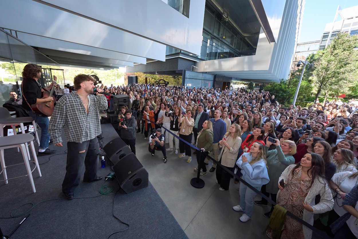 Dani Fernandez ha ofrecido un concierto en Campus Repsol tras el anuncio del acuerdo