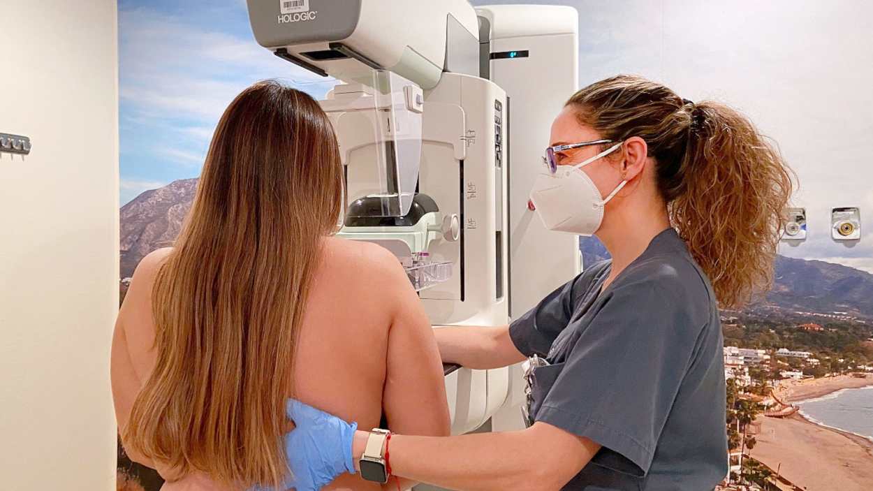 La Junta de Andalucía abandona el adelanto de las mamografías prometido por Moreno Bonilla. EP