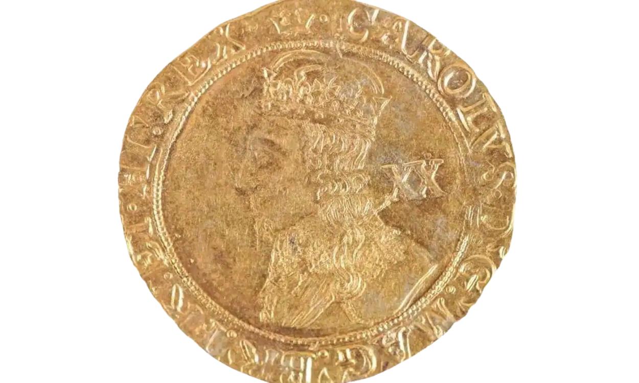 La moneda del hallazgo, perteneciente al siglo XVII.