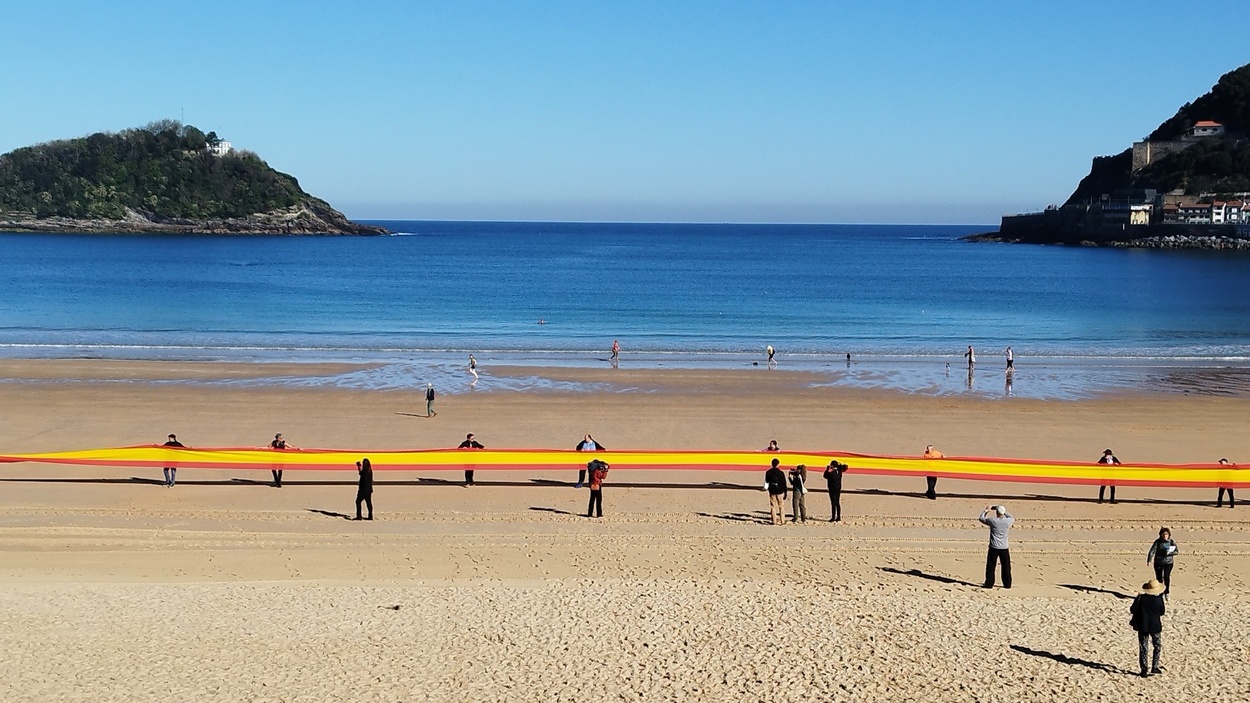 Vox despliega una bandera de España en la playa de La Concha de San Sebastián. EP. 