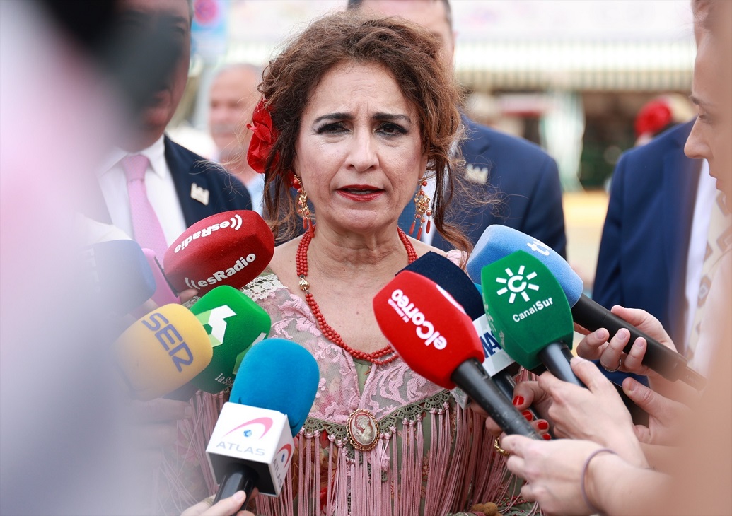 La vicepresidenta primera del Gobierno y ministra de Hacienda, María Jesús Montero, atiende a los medios a su llegada al recinto de la Feria de Abril de Sevilla | EP