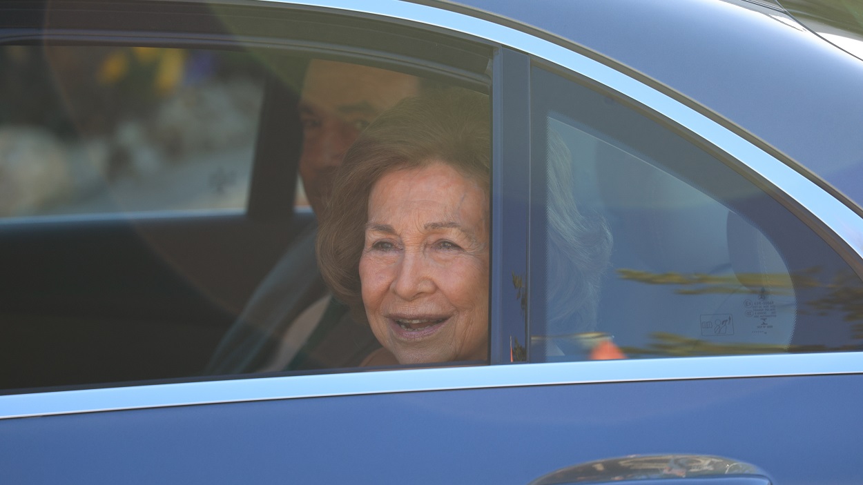 La reina Sofía saliendo del hospital. EP