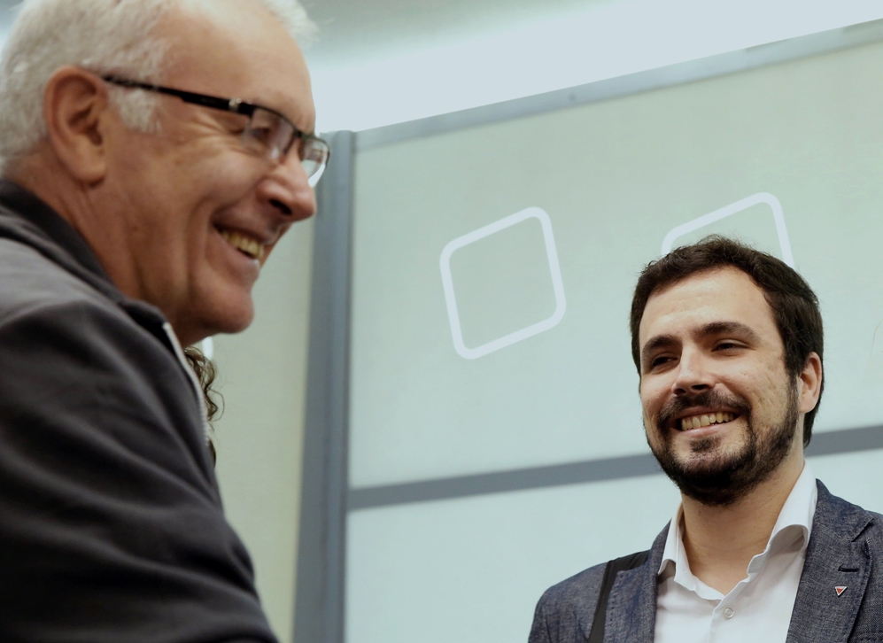 Cayo Lara y Alberto Garzón sonríen este sábado en la sede Izquierda Unida.