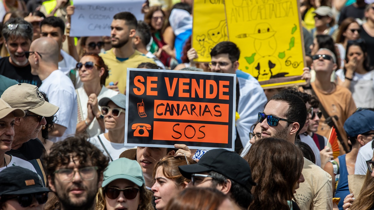 Decenas de personas protestan con carteles durante una manifestación contra el modelo turístico, a 20 de abril de 2024, en Las Palmas de Gran Canaria, Gran Canaria, Canarias (España). EP.