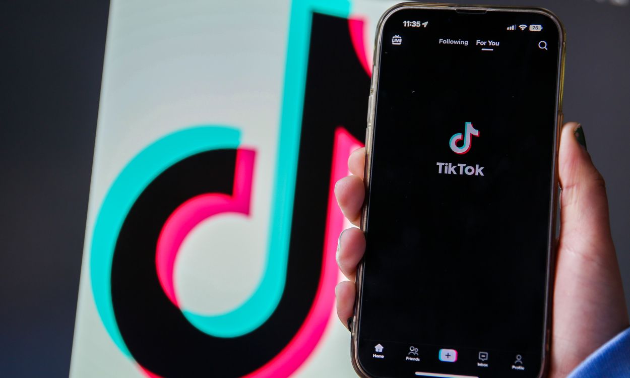 Un hombre sujeta un móvil con la aplicación de Tik Tok abierta. EP