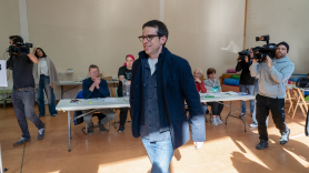 Pello Otxandiano (EH Bildu) ejerciendo su derecho a voto. EP