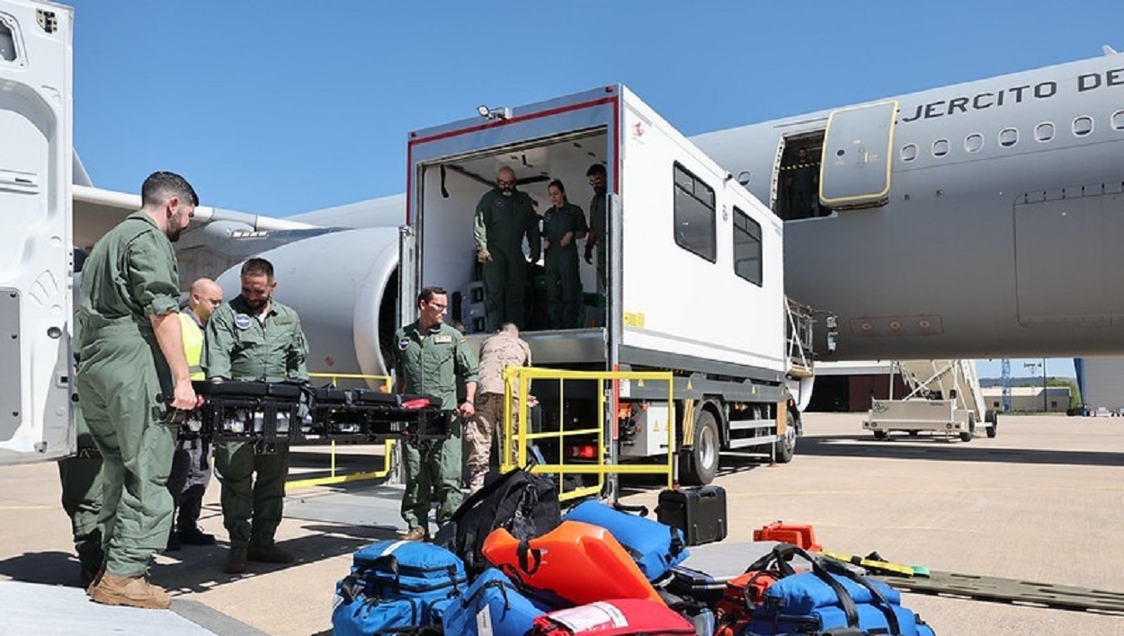 El avión medicalizado que ha repatriado a Álex García, antes de salir de la base de Torrejón de Ardoz. EP