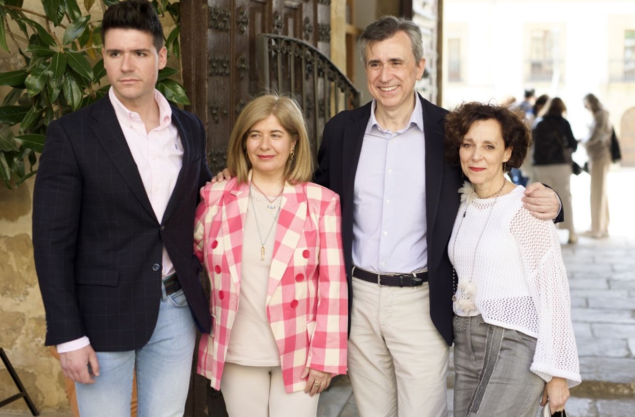 José Miguel Gámez, concejal de patrimonio; Antonia Álvarez, alcaldesa de Ubeda; Juan Naya, CEO de ISDIN, y Pilar Dominguez de Sigena Mágica