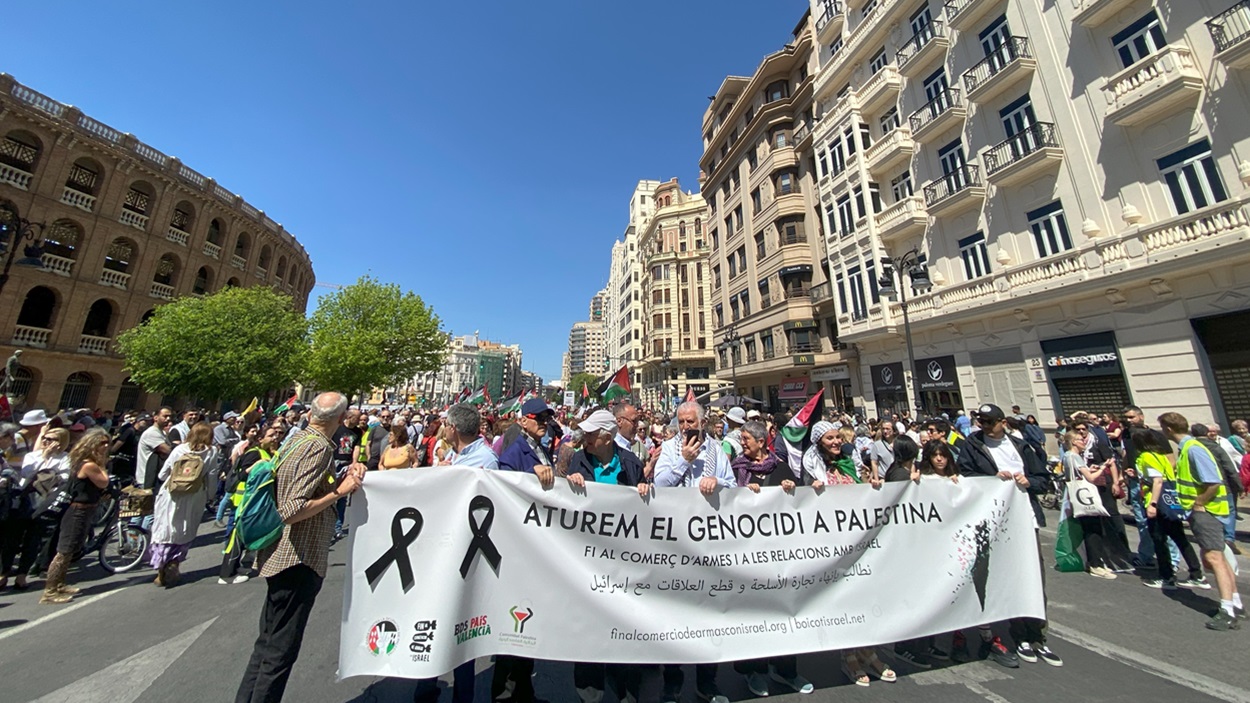 Miles de personas reclaman en València el "fin del genocidio" en Gaza y piden al Gobierno que "no venda armas" a Israel. EP.