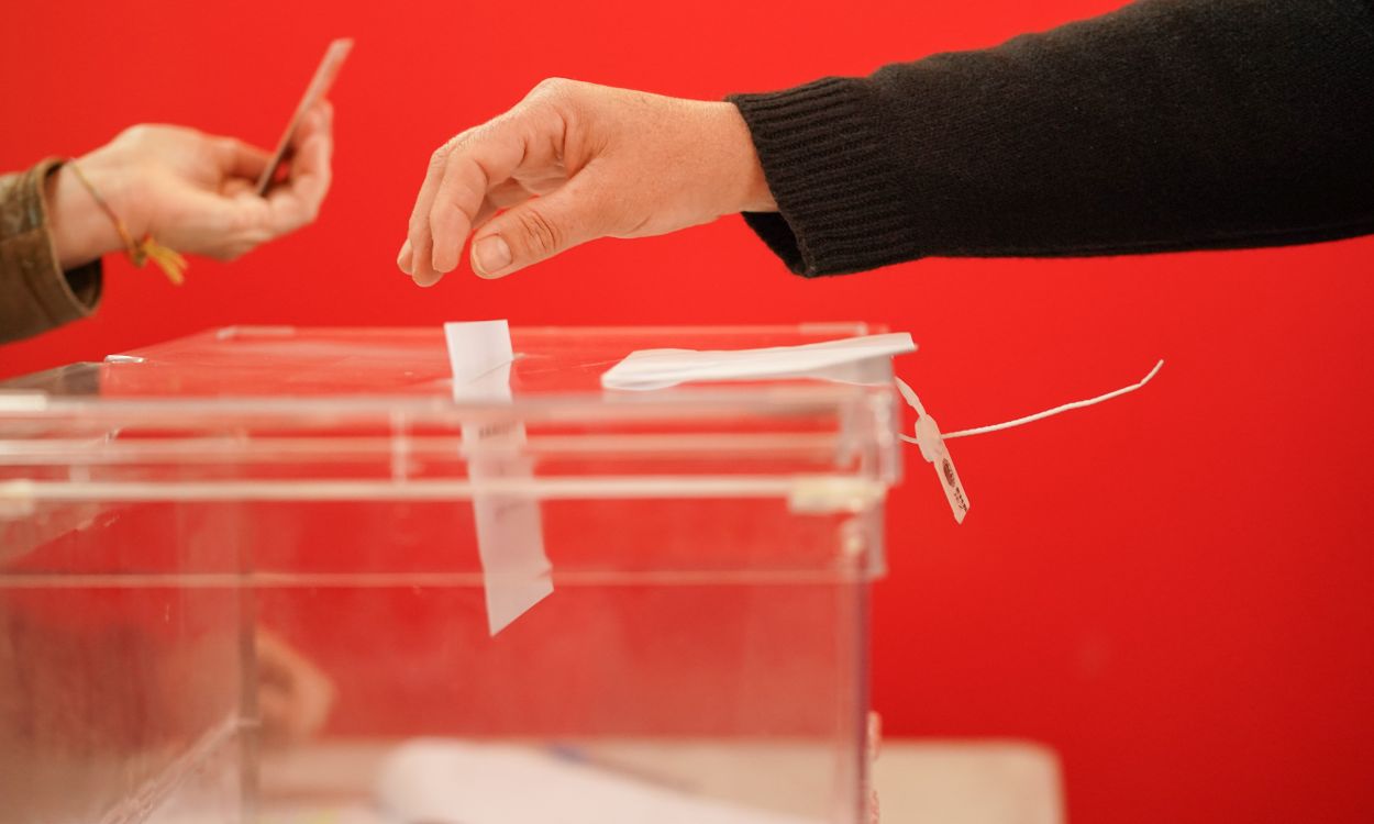 Una persona ejerce su derecho a voto en las elecciones autonómicas vascas, en el Colegio Público Otxandio, a 21 de abril de 2024, en Otxandio, Vizcaya, País Vasco (España). EP