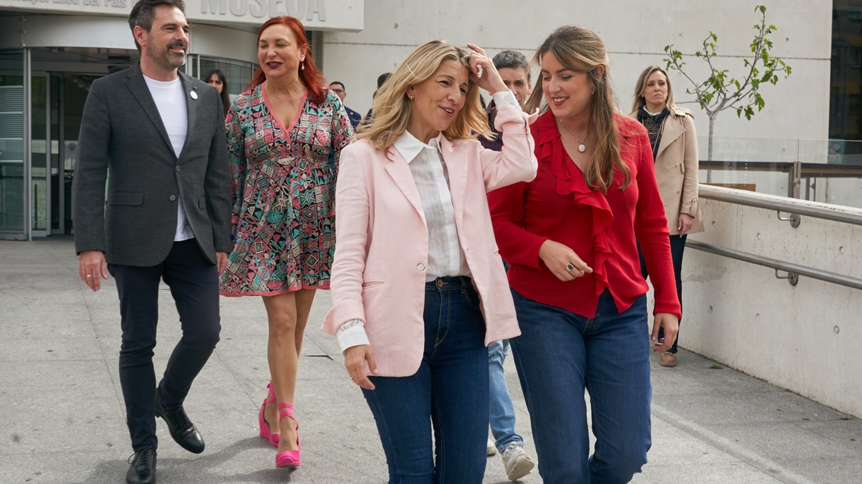 (I-D) El candidato de Sumar por Guipúzcoa, Andeka Larrea, la coportavoz de Berdeak Equo, Carmen Muñoz, la vicepresidenta segunda y ministra de Trabajo y Economía Social, Yolanda Díaz, y la candidata de Sumar a Lehendakari, Alba García, tras un acto de campaña de Sumar. EP.