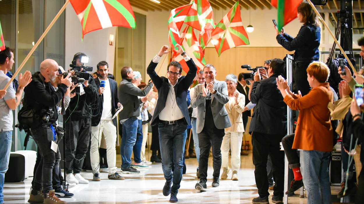 Pello Otxandiano, candidato de EH Bildu, llega victorioso a la sede del partido. EP.