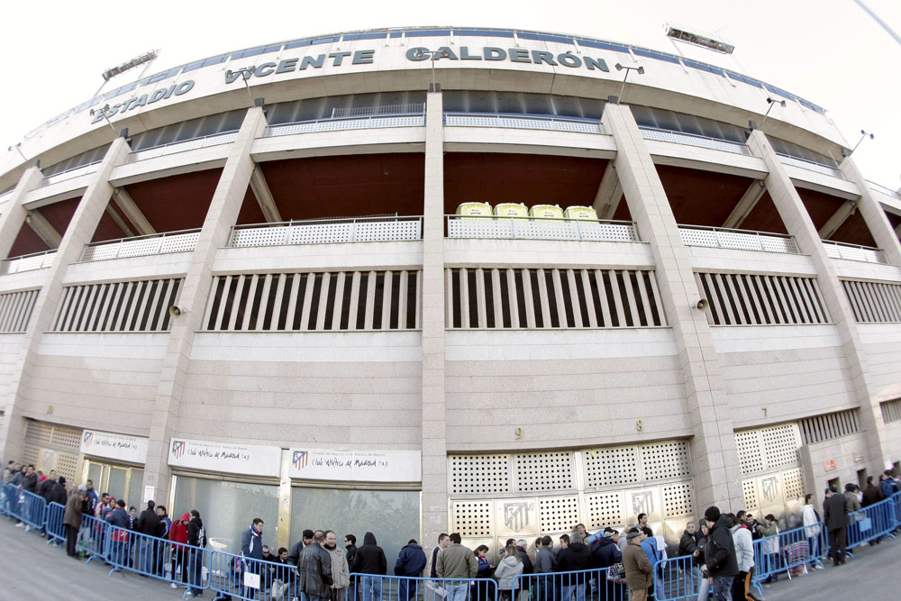 Vista de las colas de aficionados del Atlético de Madrid que esperan comprar una entrada. 