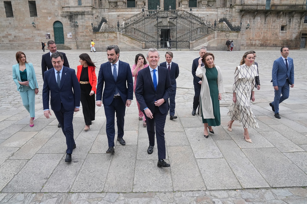 Imagen de Alfonso Rueda en la Plaza del Obradoiro hace unos días junto al conjunto de su Gobierno (Foto: Europa Press).