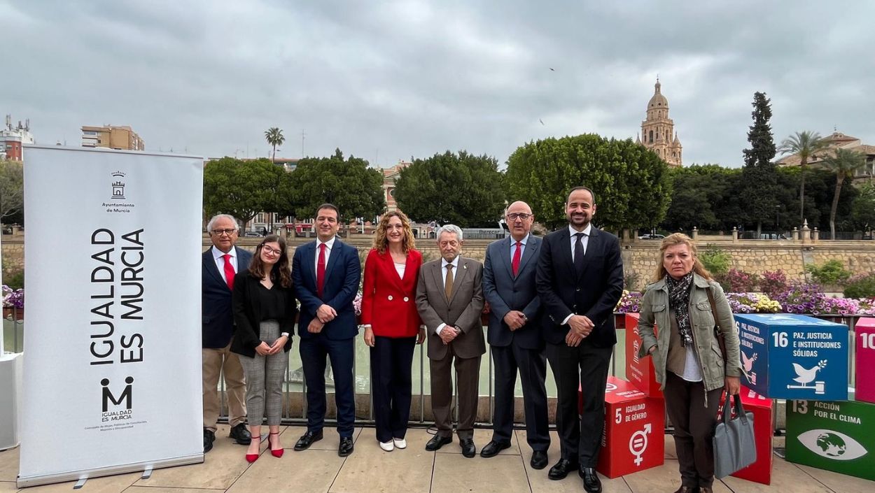 Voluntarios del Santander impartirán talleres de educación financiera en Murcia tras un acuerdo con el Ayuntamiento