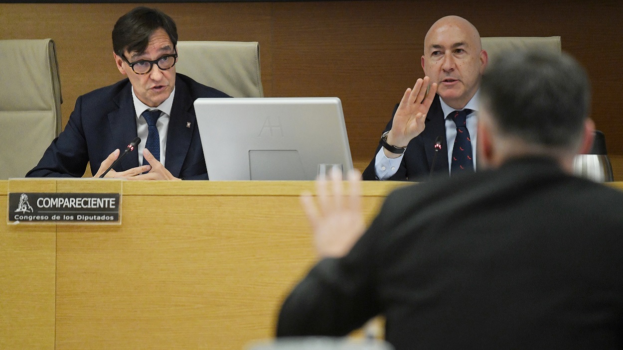 El exministro de Sanidad y líder del PSC, Salvador Illa (i), responde al portavoz de ERC en el Congreso de los Diputados, Gabriel Rufián (c), durante la Comisión sobre mascarillas en el Congreso de los Diputados. EP.