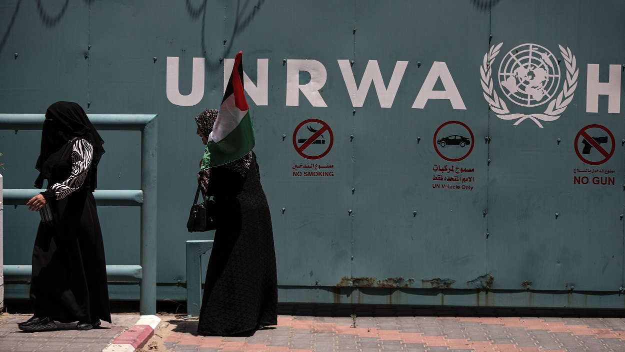 Palestinos frente a la sede de la Agencia de Naciones Unidas para los Refugiados Palestinos en Oriente Próximo (UNRWA) en la ciudad de Gaza, en el norte de la Franja de Gaza. Archivo/EP.