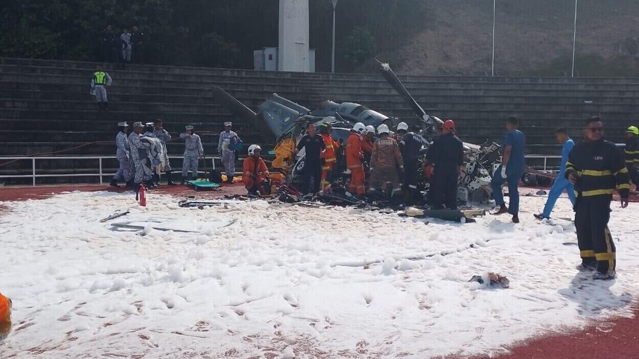 Equipos de rescate de Malasia tras el siniestro de dos helicópteros militares que chocaron en pleno vuelo cerca de la base de Lumut. Europa Press
