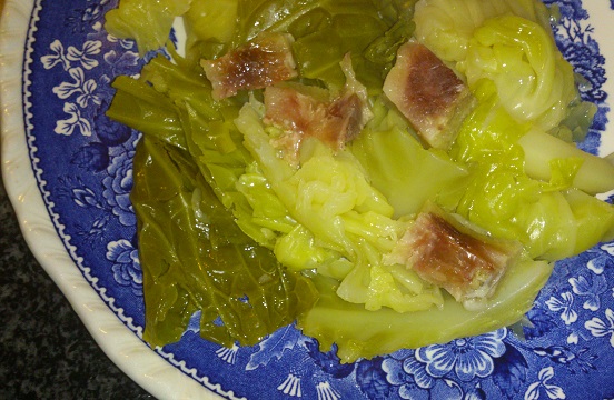 Ensalada de repollo cocido y variado de salchichas con tocino 