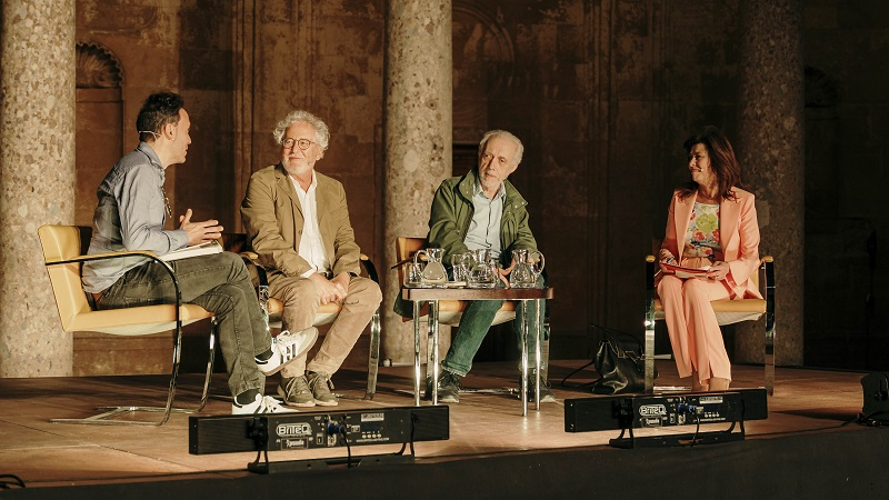 Hector Abad Faciolince conversa con Fernando Trueba yBeatriz Pérez Aranda. José Ángel Fiestas Hector Abad Faciolince conversa con Fernando Trueba yBeatriz Pérez Aranda. José Ángel Fiestas