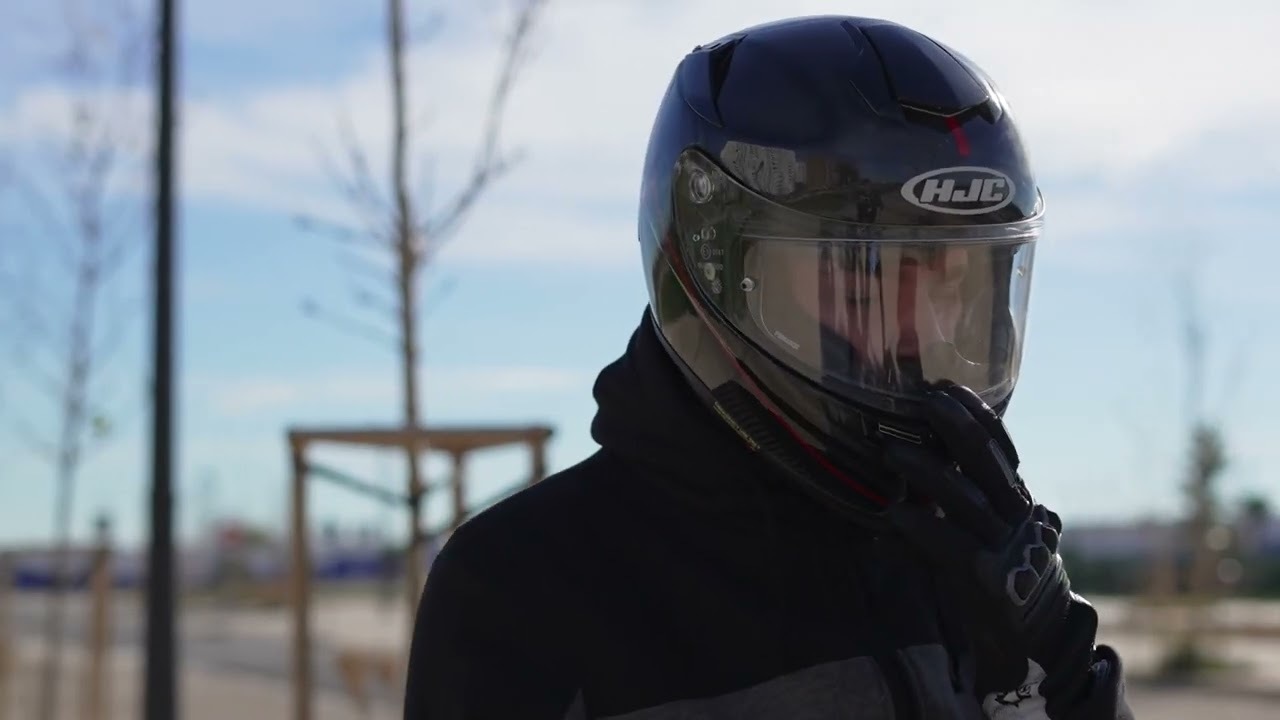 Motorista se ajusta la visera del casco