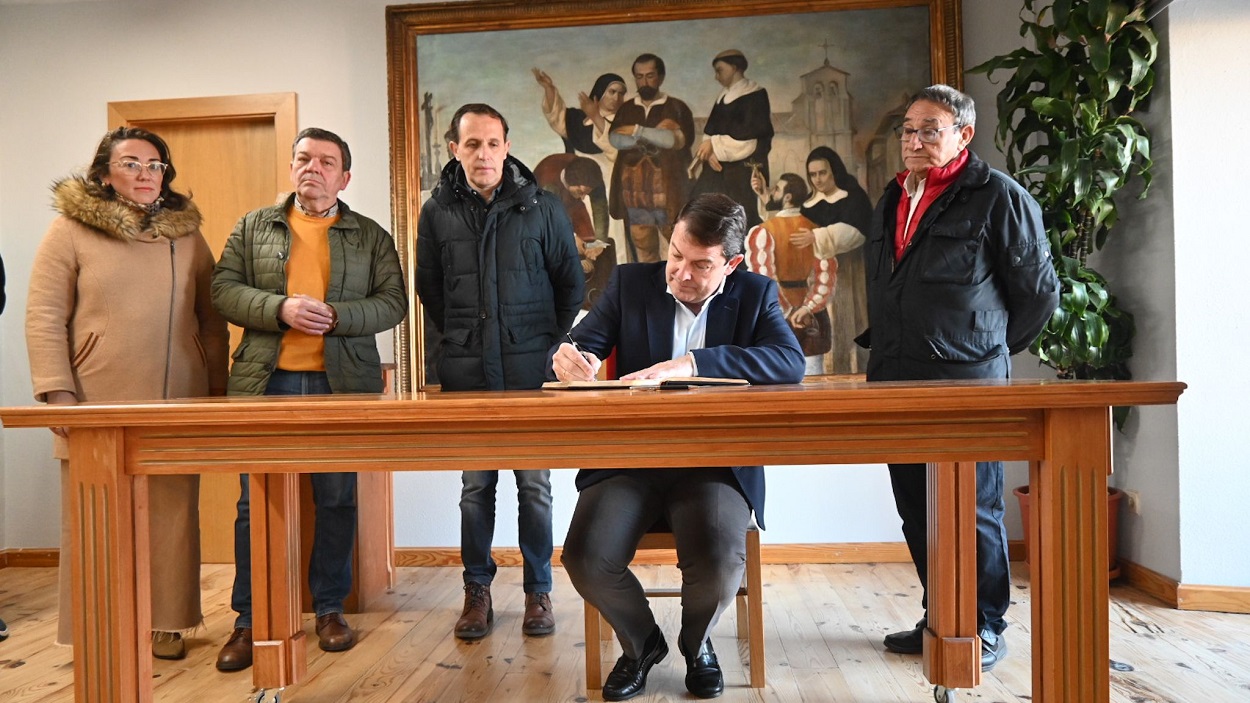 Alfonso Fernández Mañueco, en su visita matutina a Villalar (Valladolid). F.V.