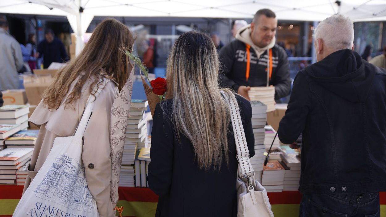 Un puesto de libros en Sant Jordi 2024, en Barcelona. EP.