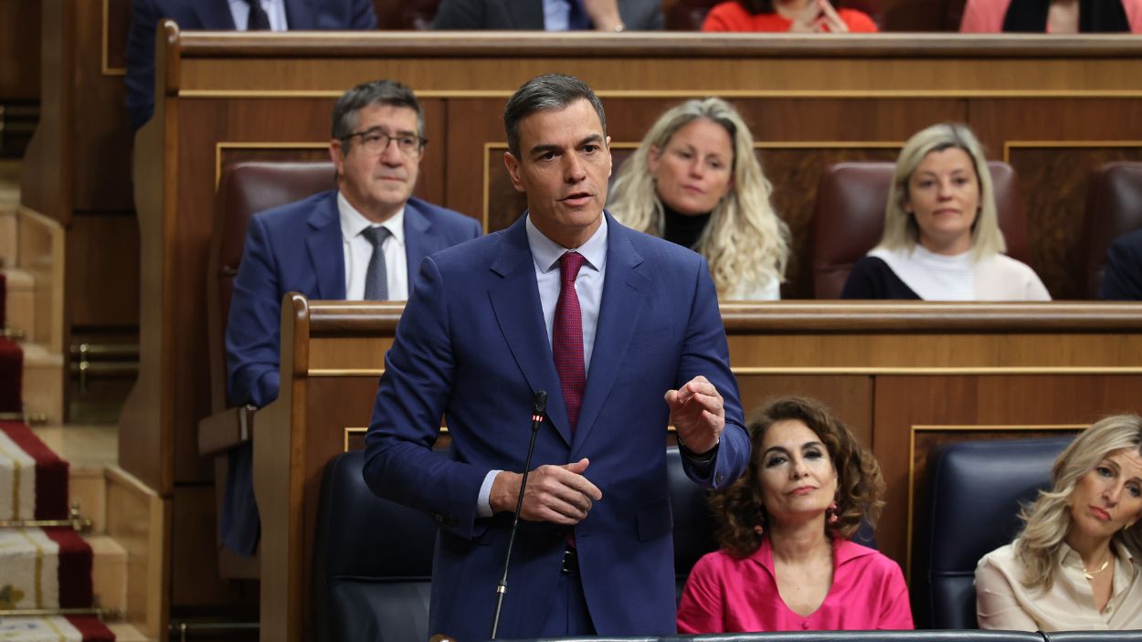 El presidente del Gobierno, Pedro Sánchez, responde a Alberto Núñez Feijóo en la última sesión de control antes del 12M. EP. 