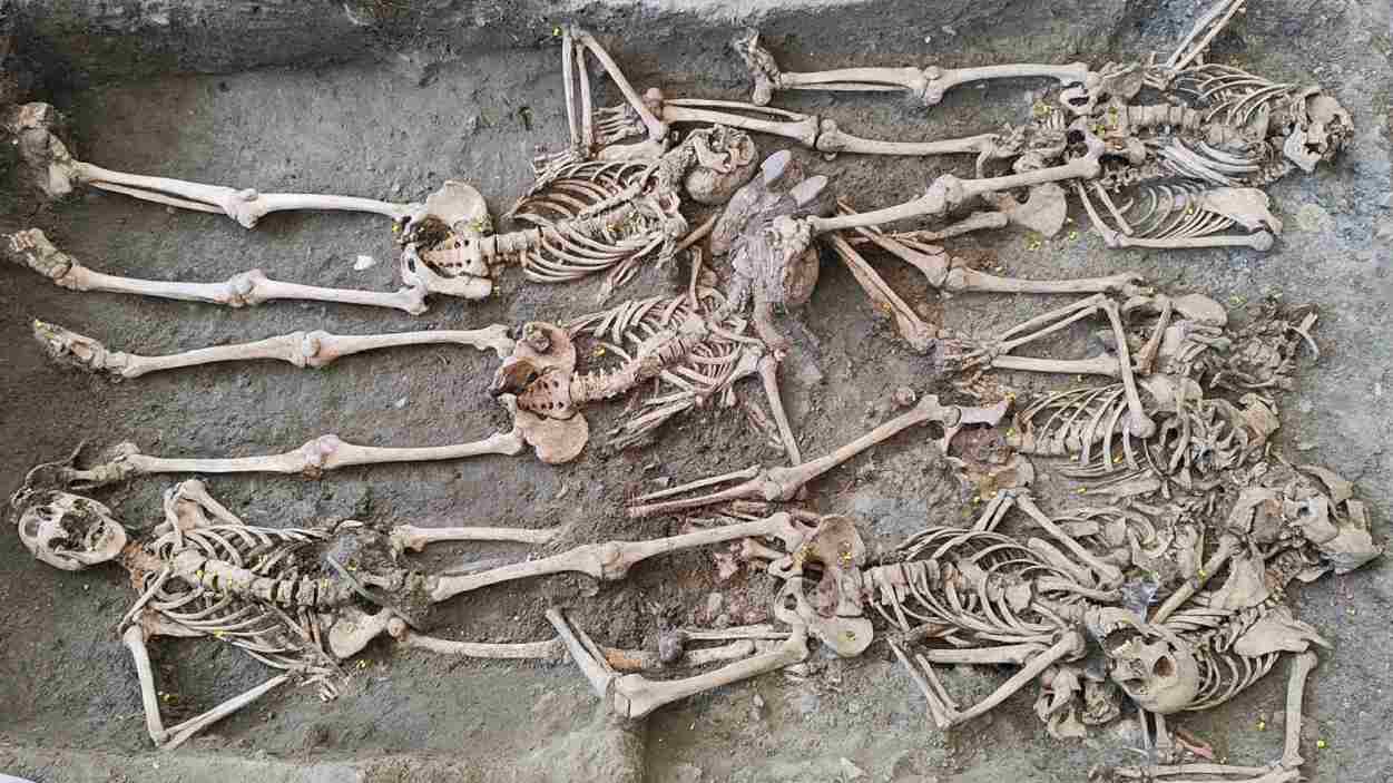 Encuentran diez cuerpos maniatados en el Barranco de Víznar en una exhumación. EP