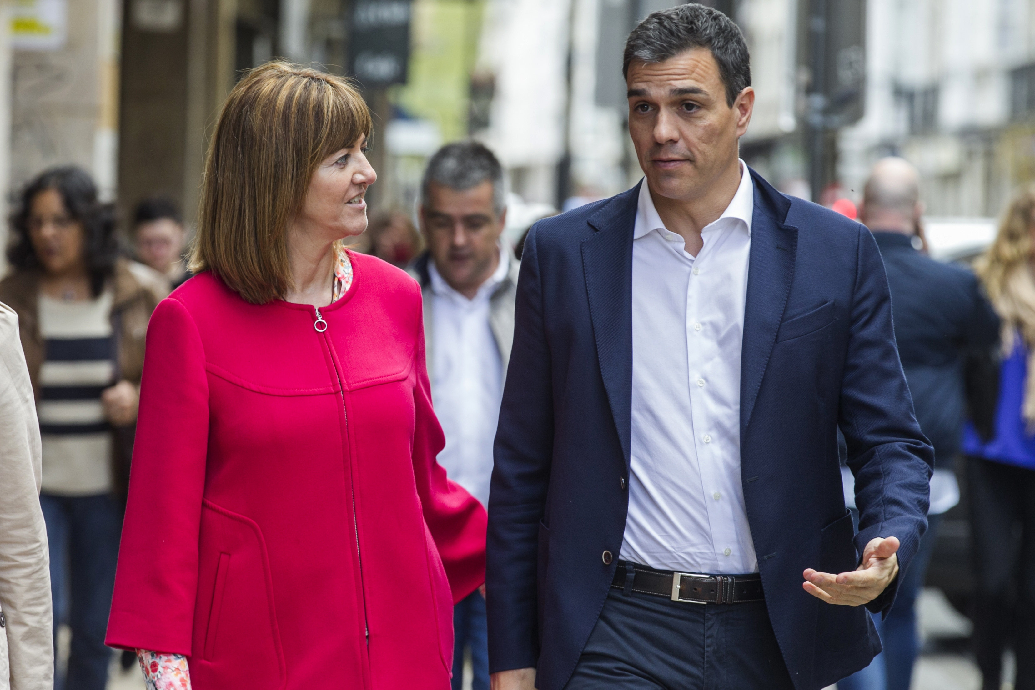 El secretario general del PSOE, Pedro Sánchez, se dirige junto a la líder del PSE-EE, Idoia Mendia, a un acto político en el que ha participado hoy en Vitoria.