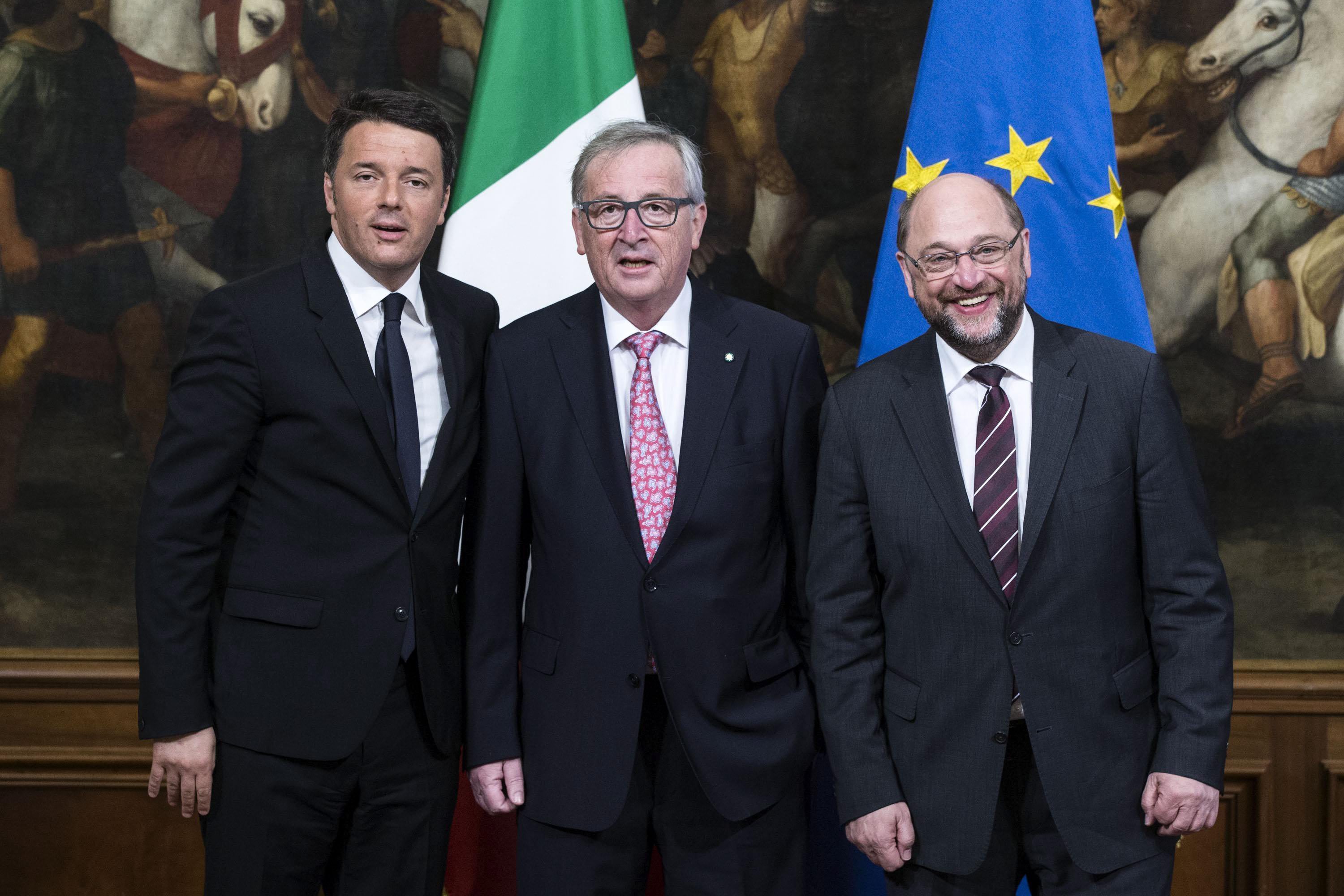 El primer ministro italiano, Matteo Renzi (i), posa con el presidente de la Comisión Europea (CE), Jean-Claude Juncker (c), y el presidente del Parlamento Europeo, Martin Schulz (d), en el Palacio Chigi de Roma, Italia. 