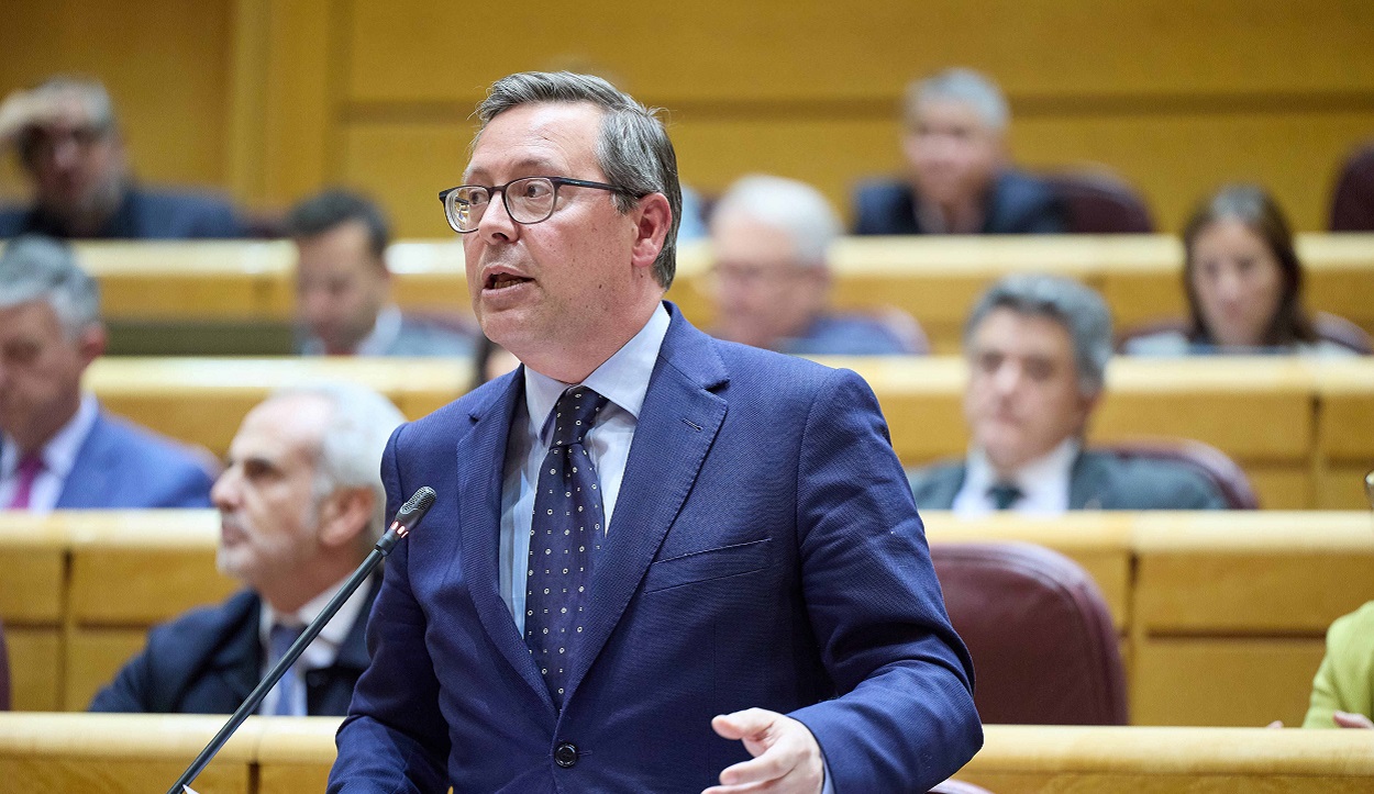 Alfonso Serrano interroga a Illa en el Senado. EP