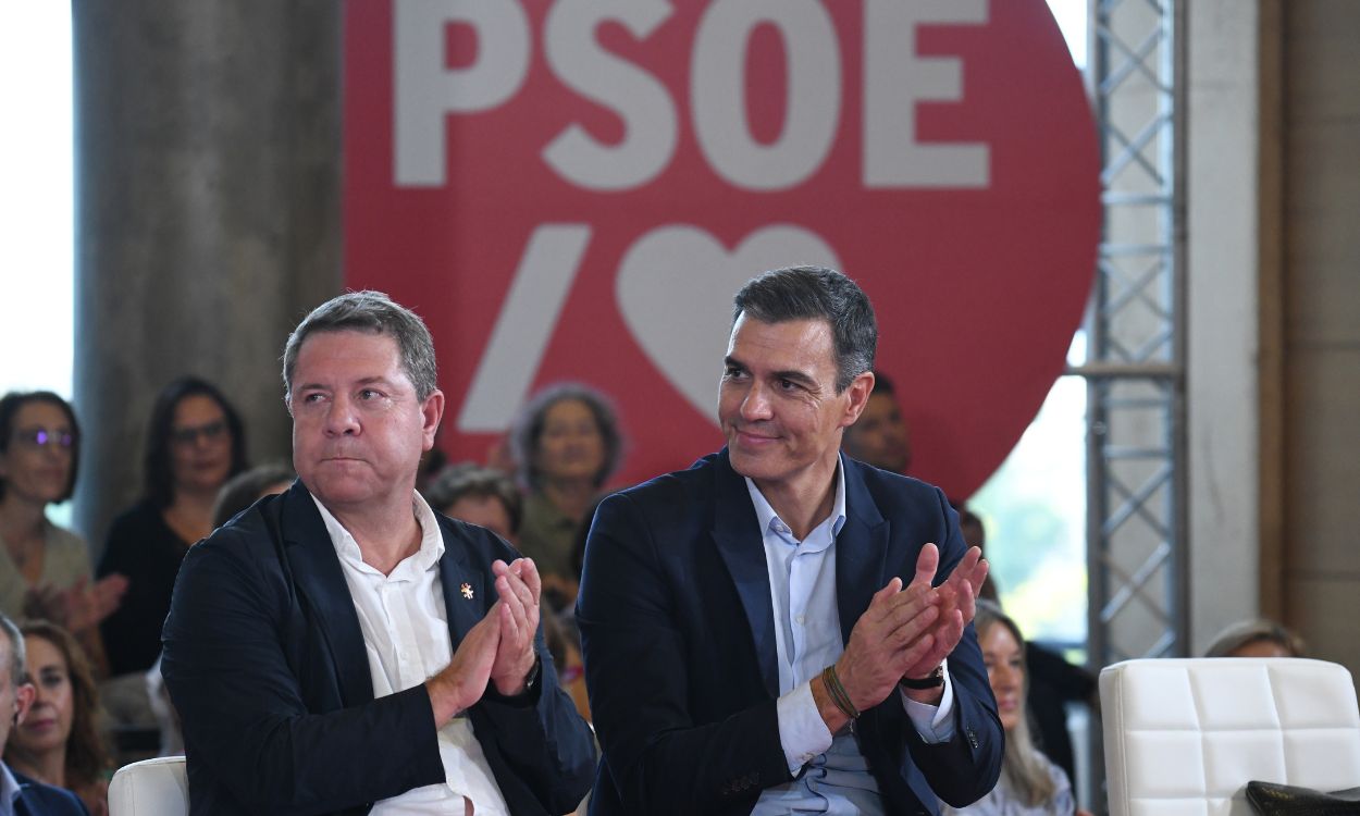El presidente de Castilla La Mancha y secretario general del PSCM PSOE, Emiliano García Page (i), y el secretario general del PSOE y presidente del Gobierno, Pedro Sánchez. EP