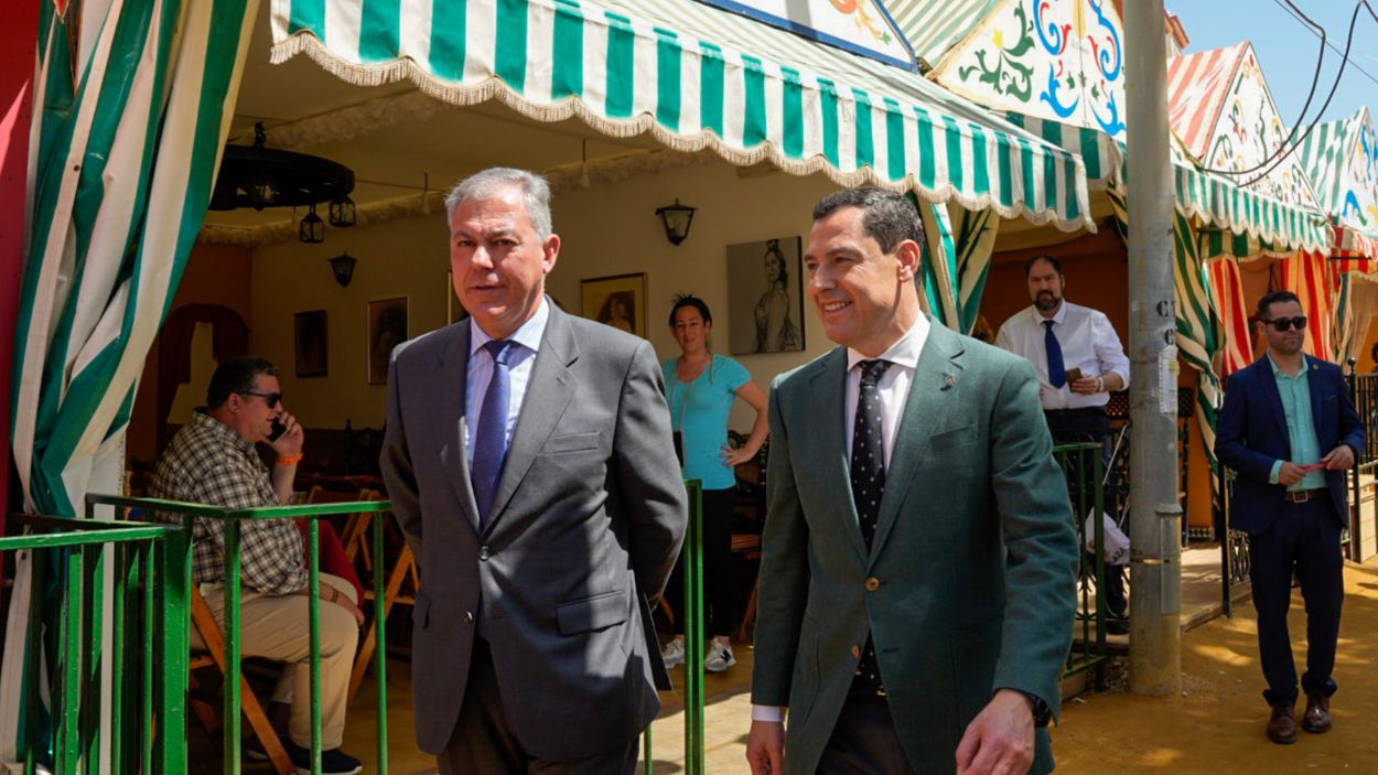 El presidente de la Junta de Andalucía, Juanma Moreno, y el alcalde de Sevilla, José Luis Sanz, en la Feria de Abril. EP.