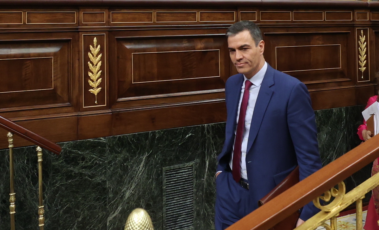 Pedro Sánchez, con gesto apesadumbrado, ayer a su llegada a la sesión de control del Congreso. JESÚS HELLIN/EP