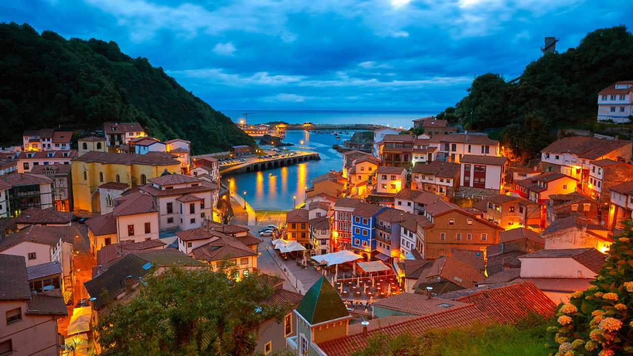 Cudillero, el pueblo de Asturias de origen vikingo y dialecto único que alberga un palacio como Versalles.