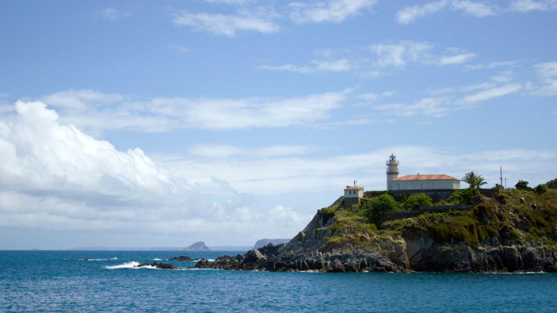 Desde el faro de Cudillero se pueden observar unas impresionantes vistas del mar Cantábrico.