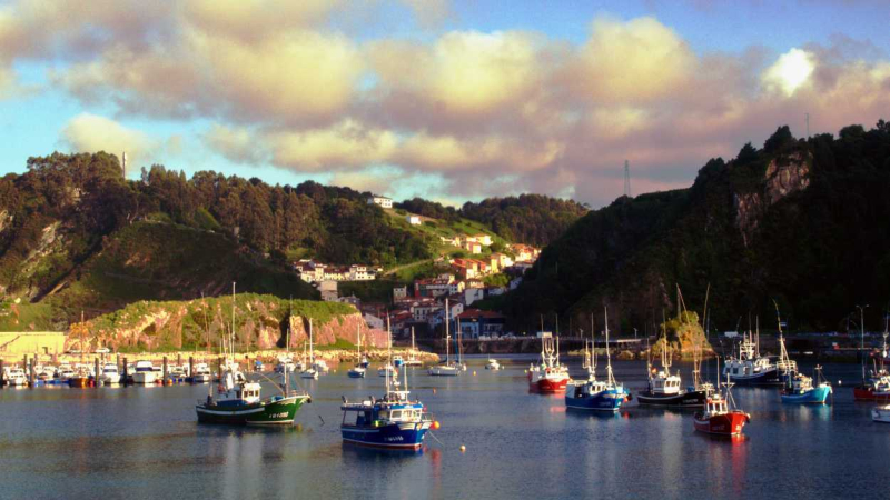 En el puerto de Cudillero siempre hay barcos entrando y saliendo.