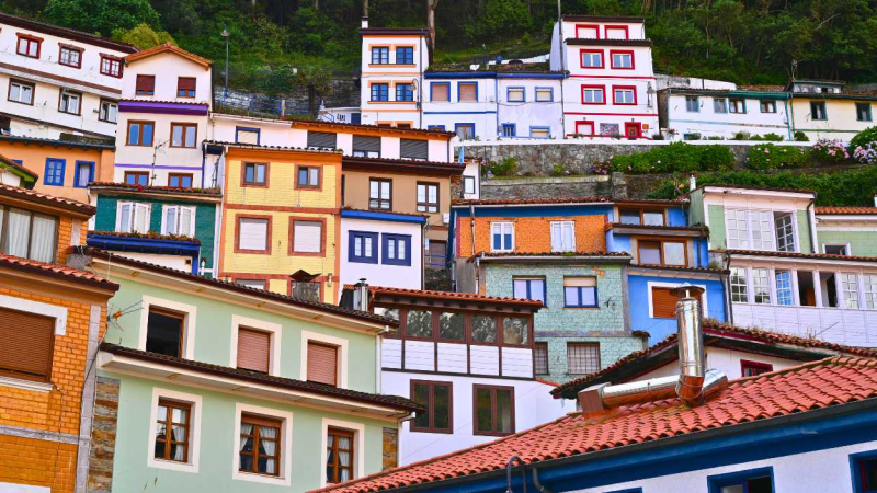 Anfiteatro de casas escalonadas y de colores en Cudillero, Asturias.