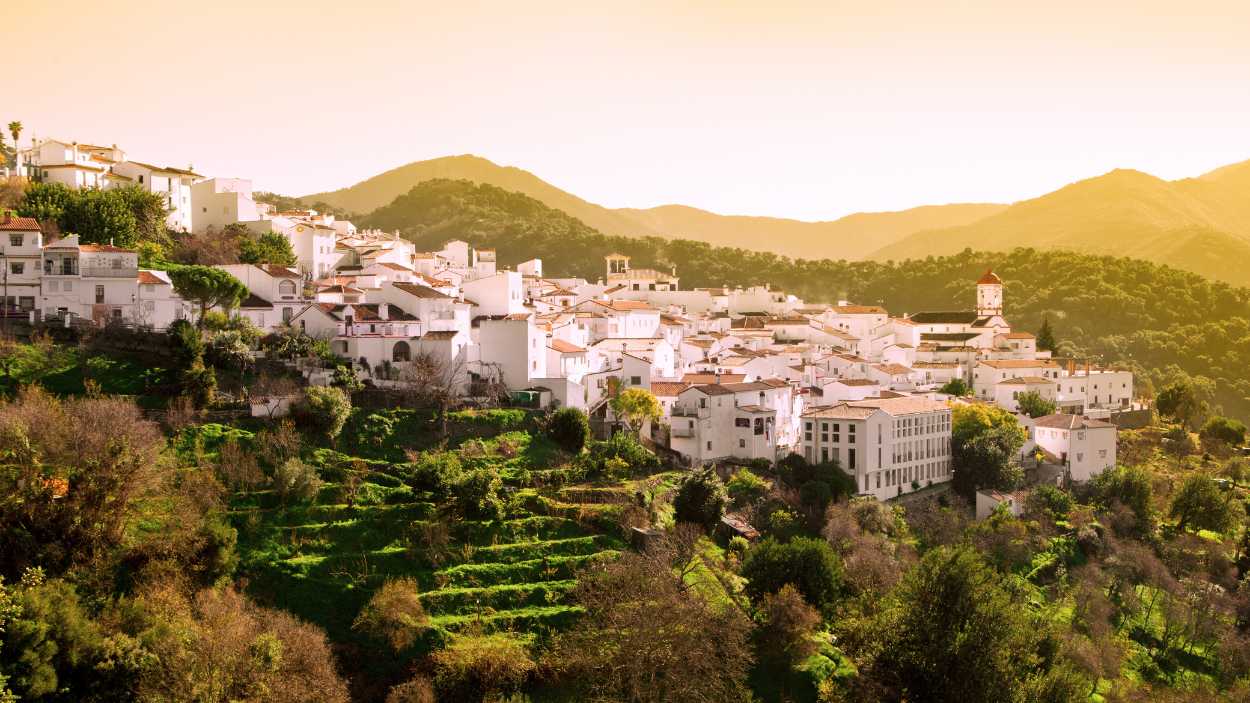 Genalguacil, el pueblo museo de Málaga que ha transformado sus calles en galerías de arte al aire libre.