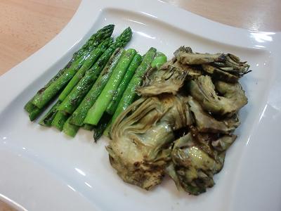 Espárragos y alcachofas a la plancha y lomos de bonito con pimientos