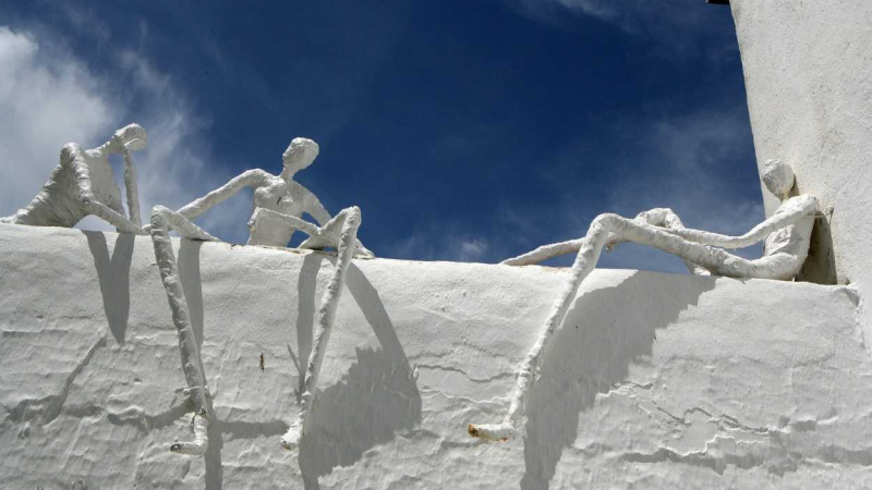 Decenas de esculturas adornan las calles blancas de Genalguacil. pueblomuseo.com